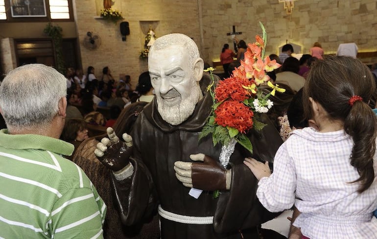 Imagen en tamaño real de San Pío de Petrelcina, recorre en una misa local en su honor.