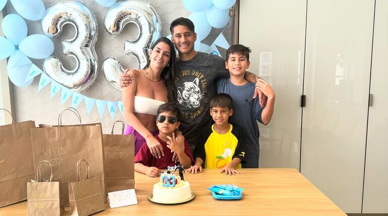 Iván Torres celebró sus 33 años de vida rodeado del amor de sus tres hijos y su novia Stephi Ríos.