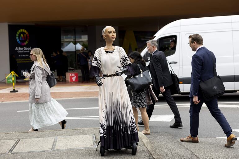 El robot AI 'Sophia', que utiliza inteligencia artificial, se ve frente a la entrada de la Cumbre Mundial AI for Good 2024 de la UIT, en Ginebra, Suiza.