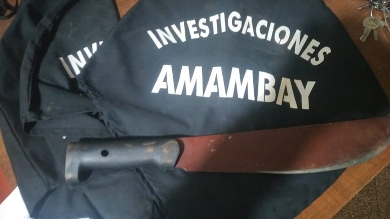 Machetillo con el que amenazó al personal de Investigaciones al momento del procedimiento.