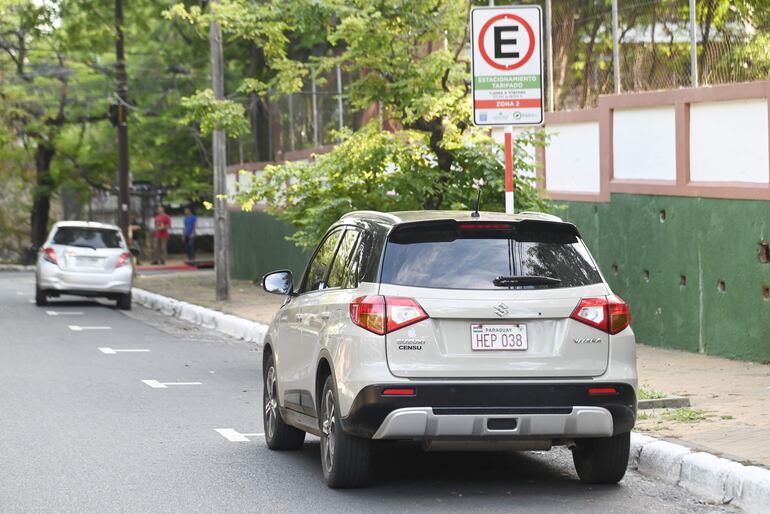 Estacionamiento tarifado en barrio Las Mercedes de Asunción.