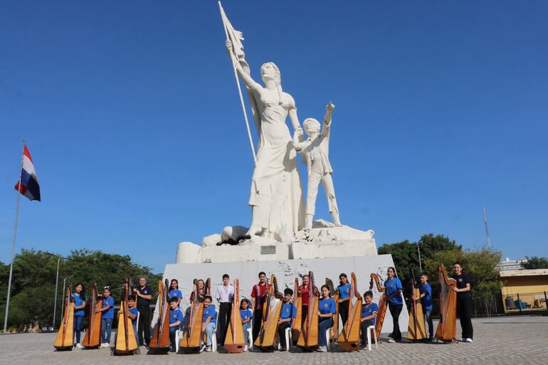 Alrededor de 20 jóvenes arpistas luqueños, estudiantes del Conservatorio Municipal y la Escuela Municipal de Música, protagonizaron un material audiovisual grabado frente a la emblemática estatua de las Residentas, ubicada en la entrada de la ciudad.