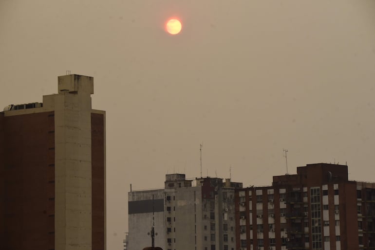 En los últimos días, gran parte de Asunción se vio contaminada por humareda de incendios forestales.