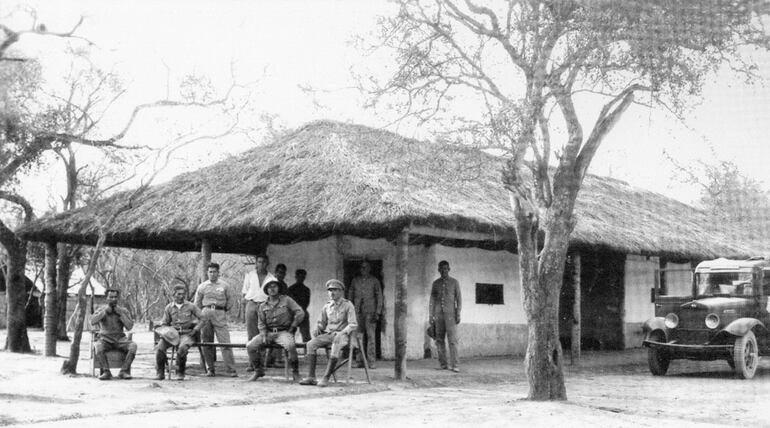 Militares y soldados en el Fortín Isla Po’i durante la Guerra del Chaco.