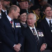 El príncipe William y el rey Carlos III conversan durante el acto conmemorativo del 80 aniversario del desembarco del Día D en Portsmouth.