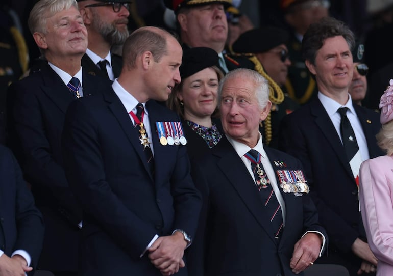 El príncipe William y el rey Carlos III conversan durante el acto conmemorativo del 80 aniversario del desembarco del Día D en Portsmouth.