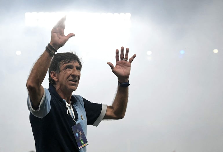 El argentino Gustavo Costas, entrenador de Racing, celebra la victoria y clasificación a la final de la Copa Sudamericana 2024.