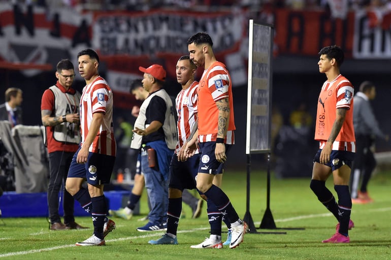 Los jugadores de la selección paraguaya abandonan el campo de juego al finalizar el partido contra Perú por la primera fecha de las Eliminatorias Sudamericanas al Mundial 2026 en el estadio Antonio Aranda Encina, en Ciudad del Este.