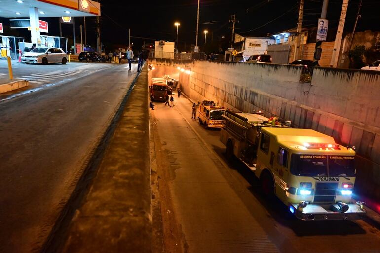 Camiones de carga protagonizaron choque dentro del viaducto Semidei de Asunción.