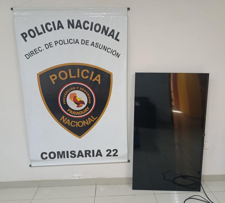 La Policía logró recuperar este televisor que había sido robado del Hospital Materno Infantil de Loma Pyta.