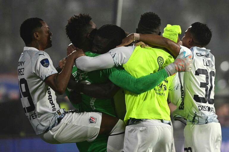 Los jugadores de la Liga de Quito en pleno festejo de obtención de la Copa Sudamericana, segundo del club ecuatoriano