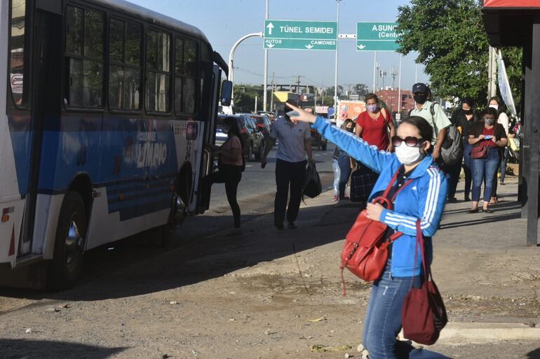 Psajeros deben soportar un pésimo servicio del transporte público mientras los empresarios cobran millonarios subsidios, manteniendo choferes "en negro".