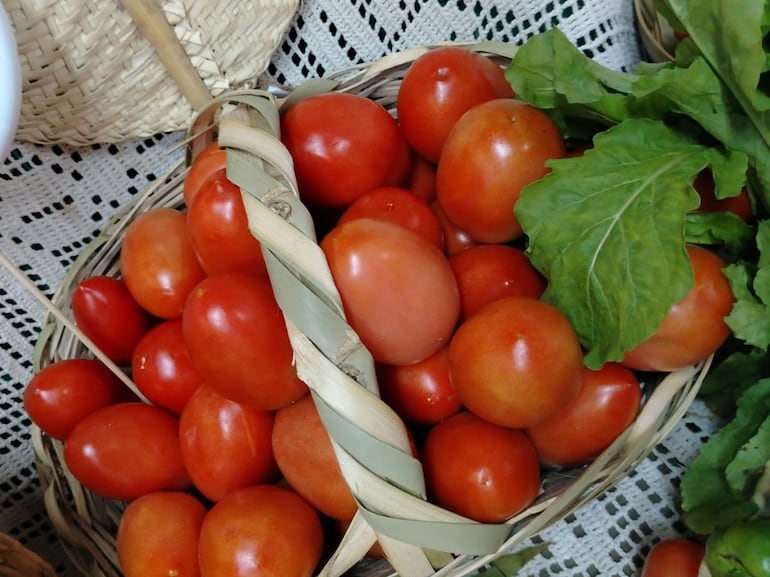 Ofertan tomate a G. 12.000 en la Feria de la agricultura familiar, en Fernando de la Mora.