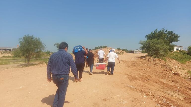 Trasportan agua, hielo y víveres para camioneros paraguayos varados en el lado argentino.