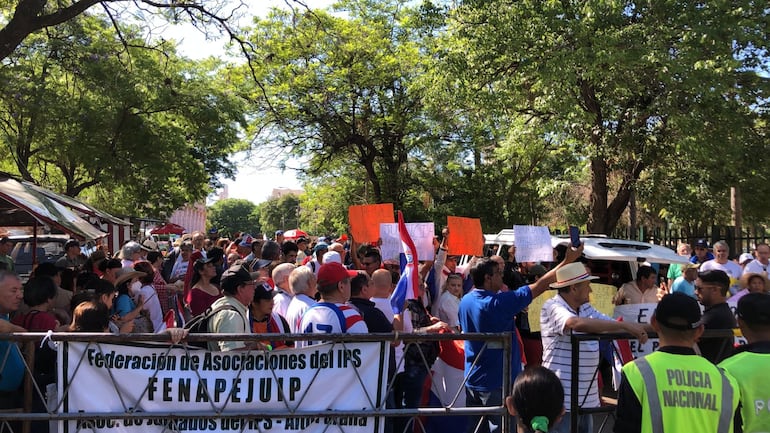 La Asociación de Asegurados del IPS se manifestó el jueves último frente al Congreso Nacional para mostrar su desaprobación al proyecto de ley que pondría en riesgo los fondos jubilatorios.