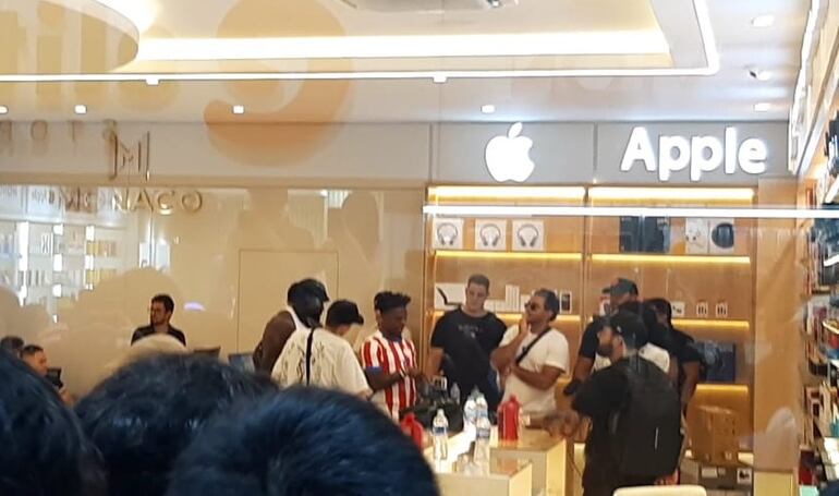 Con la remera de la albirroja, Speed visita un local comercial en Ciudad del Este. 