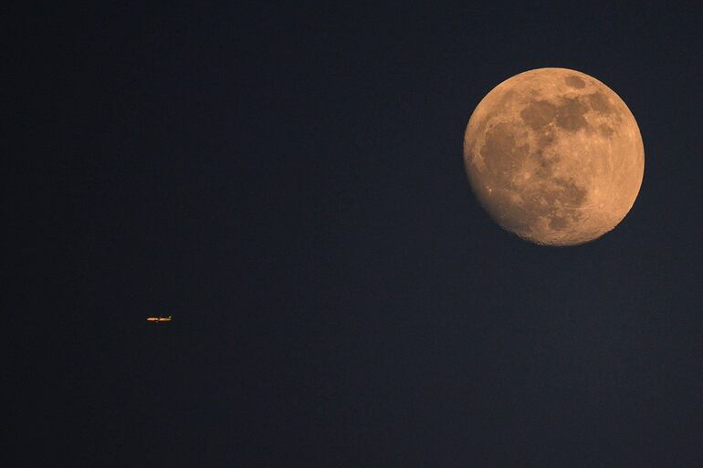 La compañía nipona KDDI anunció este jueves sus planes para ofrecer servicios de telecomunicaciones en la Luna hacia 2030, con la vista puesta en las misiones lunares previstas para los próximos años.