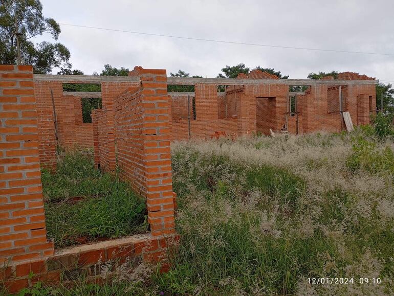 Construcción abandonada en la escuela del Asentamiento San Lorenzo del distrito de Yuty.