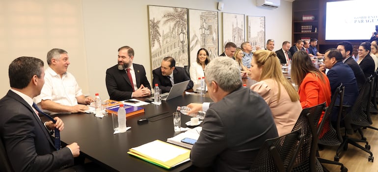 El ministro de Educación, Luis Ramírez (camisa blanca), conversando con el ministro de Justicia, Rodrigo Nicora.