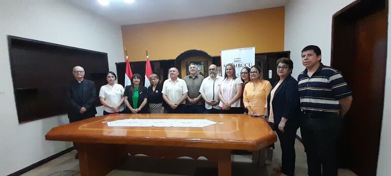 En conferencia de prensa realizada en la sala de reuniones de la Gobernación de Ñeembucú, el gobernador Víctor Hugo Fornerón (ANR), el ministro Luis Fernando Ramírez y el viceministro de Educación, David Velázquez, presentaron el proyecto para climatizar todas las aulas educativas del departamento de Ñeembucú.