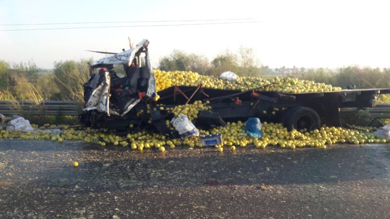 Camión conducido por Daniel Altamirano quien quedó gravemente herido tras accidente fatal sobre ruta PY03.