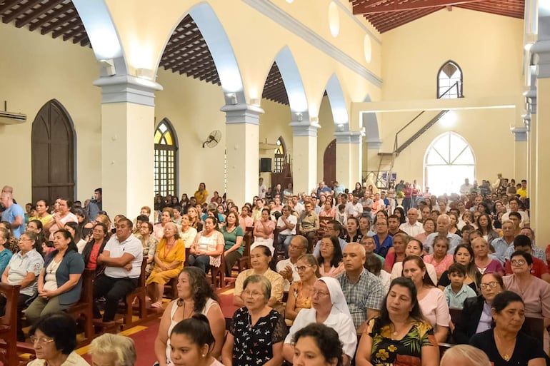 La futura catedral de la Diócesis de Caazapá, estuvo llena durante la misa central en honor a San Pablo Apóstol.