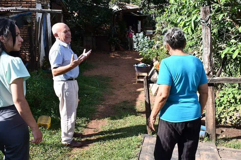 Lucha contra el Dengue en la capital de Misiones, realizando charla de concienciación a los vecinos de la importancia de eliminar los criaderos.