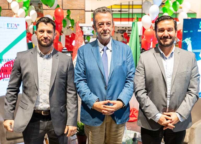 Nahuel Pianarosa, director comercial de Retail; Marcello Fondi, embajador de Italia y, Enrique Ortiz, gerente de comunicación institucional de Retail.