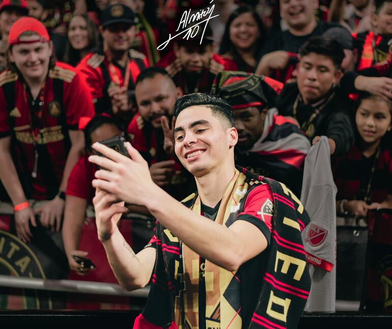 Miguel Almirón se saca una selfie con los aficionados del Atlanta United, ayer a su llegada al aeropuerto.