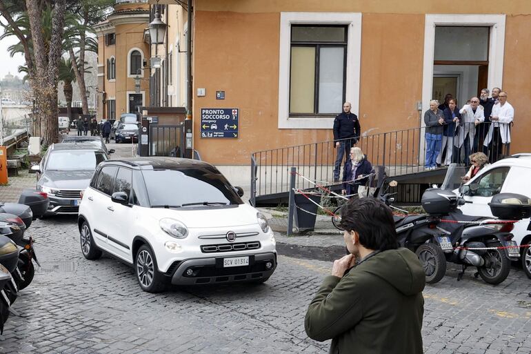 Elcoche en el que va el papa Francisco deja el hospital, luego de la visita médica.