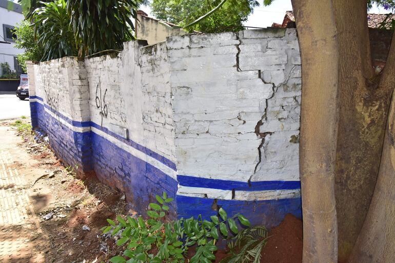 La muralla de la escuela Blas Garay está en riesgo de derrumbe.