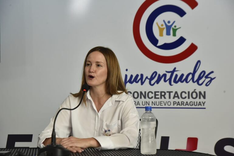 Soledad Núñez habla con un micrófono enfrente en la conferencia de prensa de esta tarde.