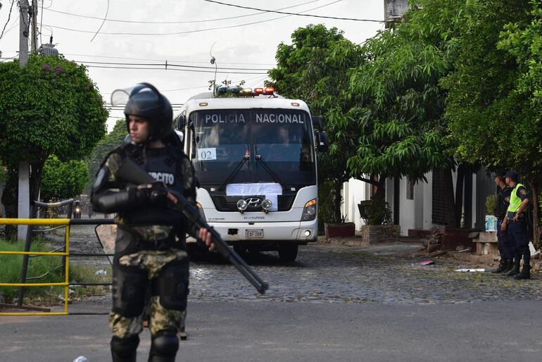 La Policía Nacional traslada a internos de Tacumbú en buses.