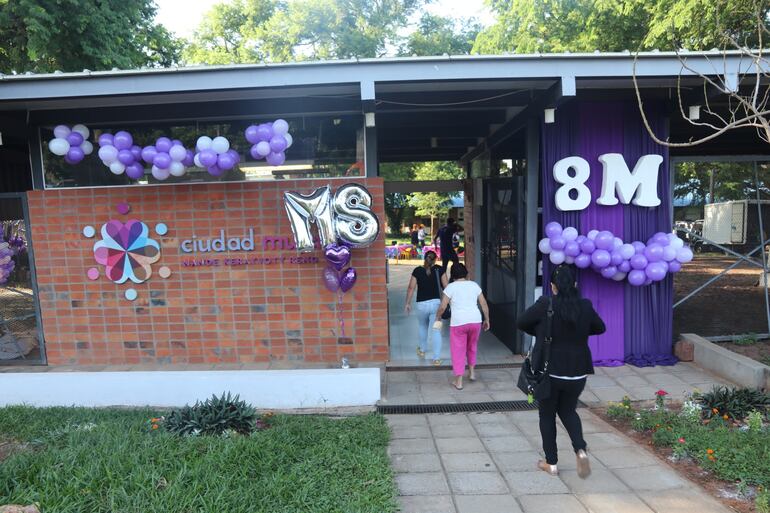 Entrada a Ciudad Mujer, del Ministerio de la Mujer.