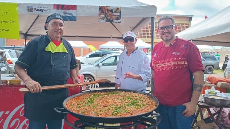 Los integrantes de la Asociación de Trabajadores Gastronómicos y Afines del Paraguay Carlos Cruz, Víctor Espínola y Derlis Bogado.