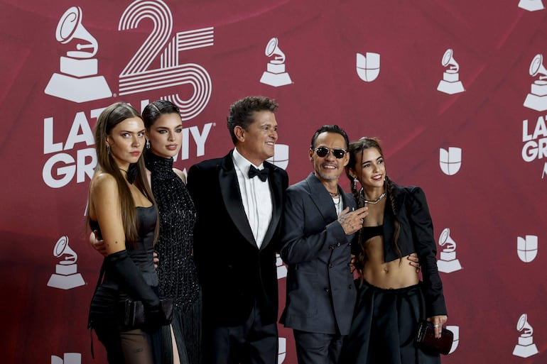 Marc Anthony y Nadia Ferreira junto al cantante colombiano Carlos Vives, Persona del Año de los Grammy Latinos, en el Kaseya Center de Miami, Florida. (EFE/Eva Marie Uzcátegui)
