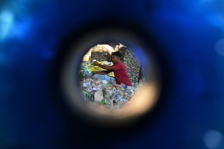 Un trabajador en una recicladora de plásticos.