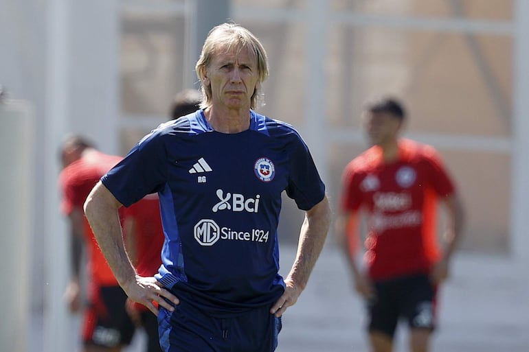 AME6492. SANTIAGO (CHILE), 12/11/2024.- Fotografía cedida por la Federación de Fútbol de Chile (FFCh) del entrenador de la selección chilena de fútbol, Ricardo Gareca, durante un entrenamiento de este martes, en el complejo deportivo Juan Pinto Durán, en Santiago (Chile). Arturo Vidal aseguró que "estuvo bien" su primer encuentro con el seleccionador de Chile, Ricardo Gareca, y reconoció que "se equivocó" en sus críticas al ciclo del argentino, tras sumarse al equipo para enfrentar a Perú y Venezuela por la eliminatoria al Mundial 2026. EFE/ Federación de Fútbol de Chile /SOLO USO EDITORIAL/SOLO DISPONIBLE PARA ILUSTRAR LA NOTICIA QUE ACOMPAÑA (CRÉDITO OBLIGATORIO)MÁXIMA CALIDAD DISPONIBLE
