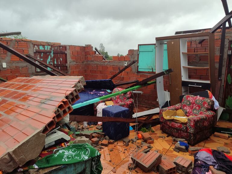 Así quedó la casa de doña Narcisa Recalde, una de las víctimas del temporal registrado en Santaní ayer.