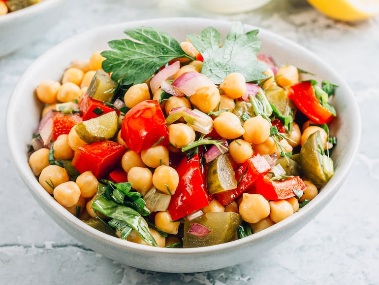 Ensalada de garbanzo y verduras.