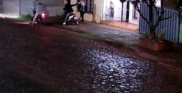 Las imágenes del asalto quedaron grabadas en un circuito cerrado de video. (Captura de video)