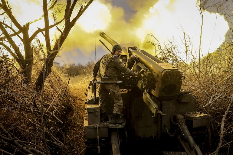 Imagen ilustrativa. Soldados de la 24a Brigada Mecanizada disparan un obús de 152 mm hacia posiciones rusas cerca de Chasiv Yar en la región de Donetsk, Ucrania.