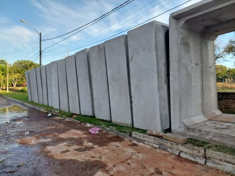 Preparan los caños para las obras en el puente de la avenida Luis María Argaña, sobre el arroyo Lambaré.