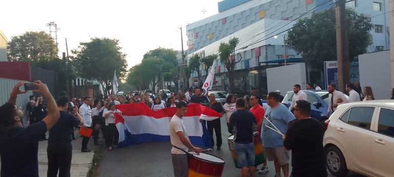 Protestas en Eusebio Ayala y República Argentina, de funcionarios de Registros Públicos.