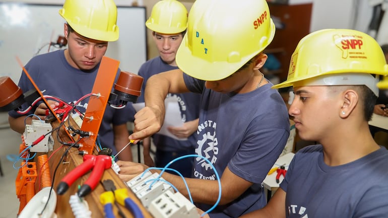 Entre los cursos gratuitos que ofrece el SNPP está electricidad, oficio con amplia salida laboral.