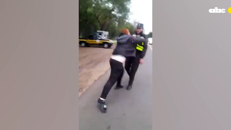 Agente de la Patrulla Caminera es agredido por un joven que habría cometido una infracción.