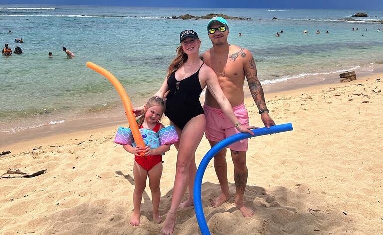 ¡Bella familia! Flopy Conde con su bebé a bordo, Dakota y Joseca Báez, en las playas de Puerto Rico.