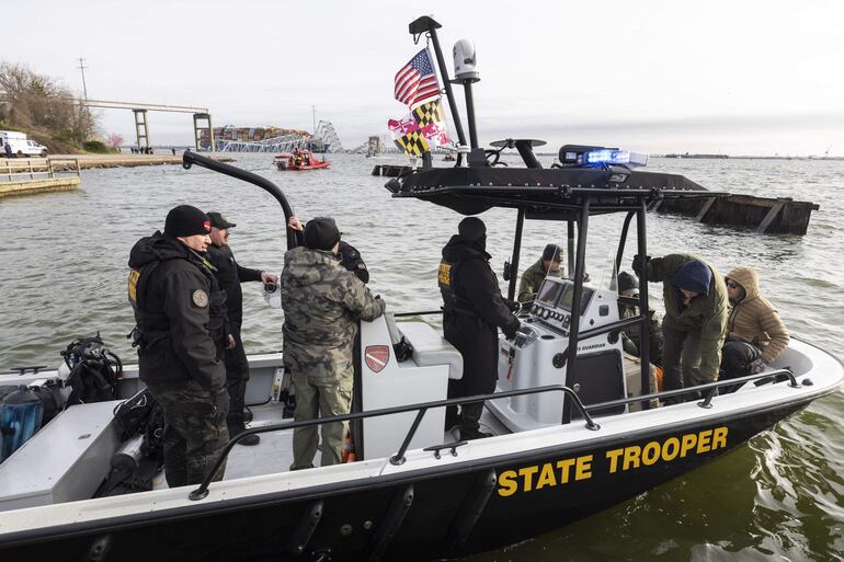 Equipo de rescate trabaja en la zona del puente que colapsó en Baltimore, Estados Unidos. 