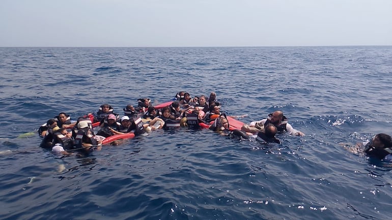 Fotografía de los turistas que naufragaron en Colombia y estuvieron a la deriva por tres horas.