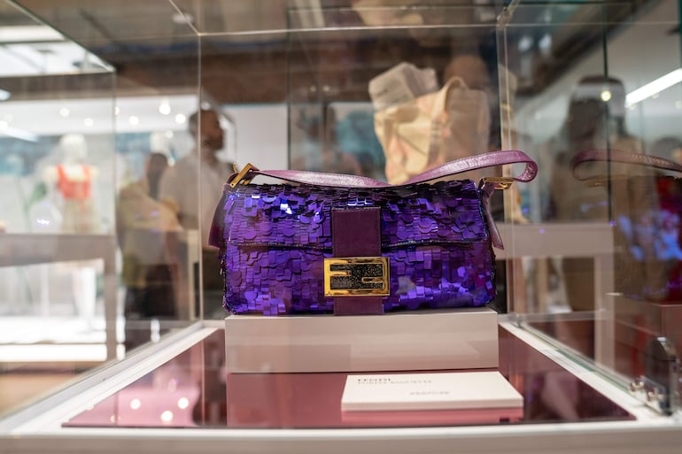 Un bolso Fendi usado en la serie "Sex and the City" exhibido durante un evento de la muestra "Sex and the City: 25 years" en el barrio del Soho en Nueva York (EEUU). 